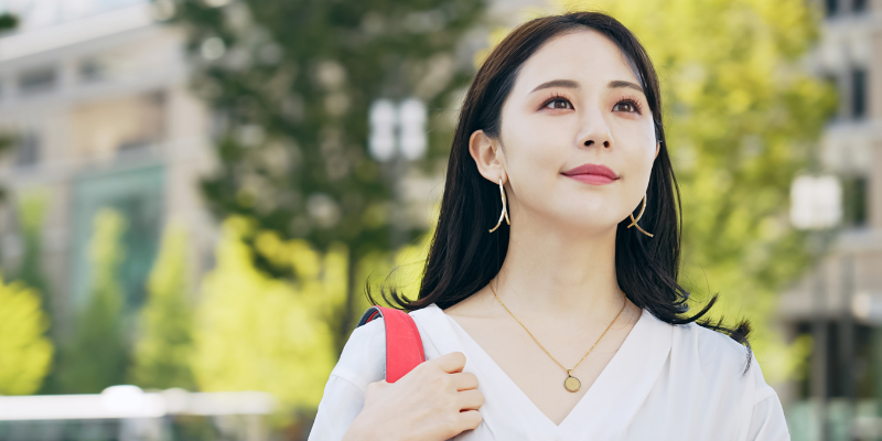 自信を持つ女性のイメージ