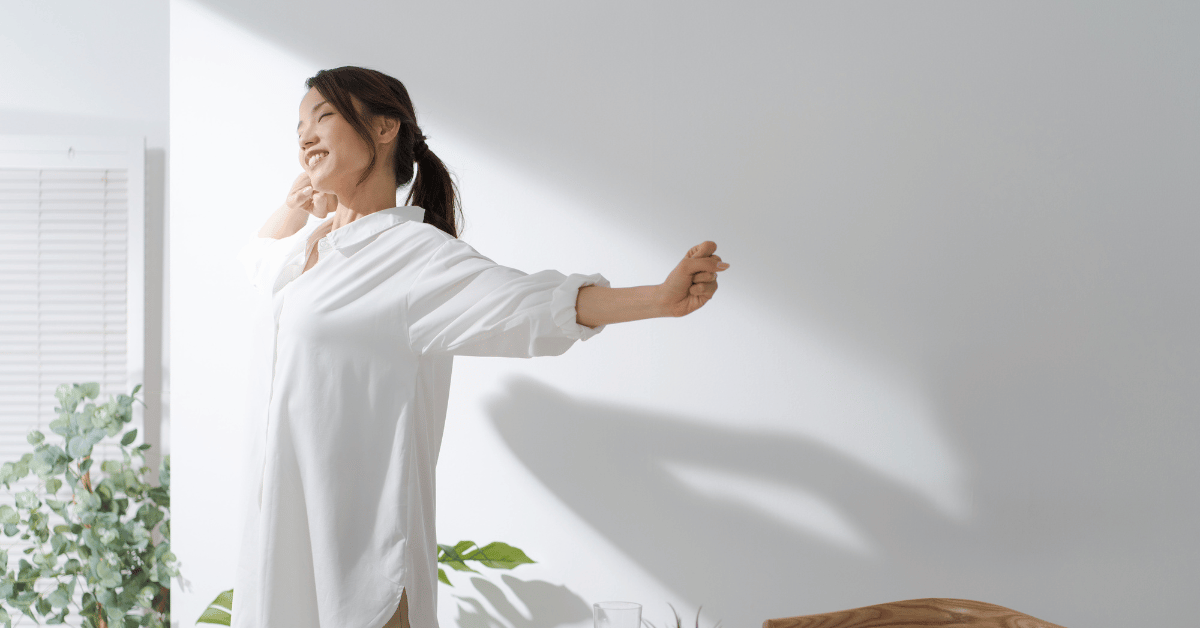 開放的な気持ちの女性写真