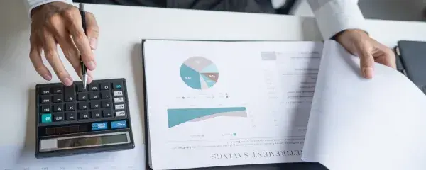 コスト削減グラフのイラスト