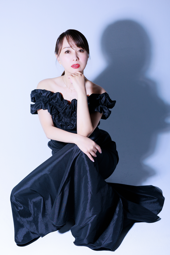 渡辺美奈代さん　黒のドレスで座っている写真